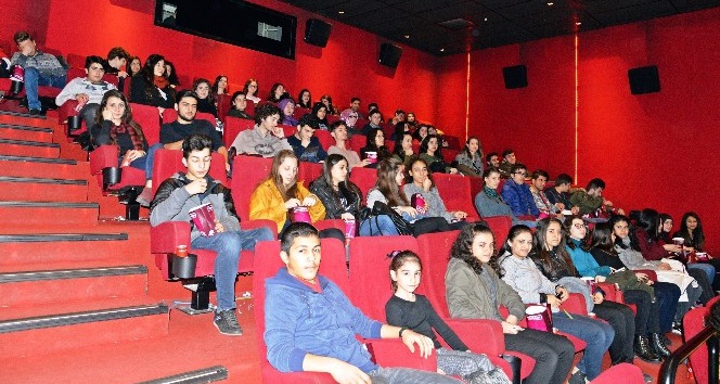 Çerçioğlu’ndan öğrencilere sinema hediyesi