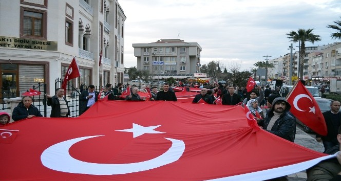 Afrin’deki Mehmetçiğe bayrak yürüyüşlü destek