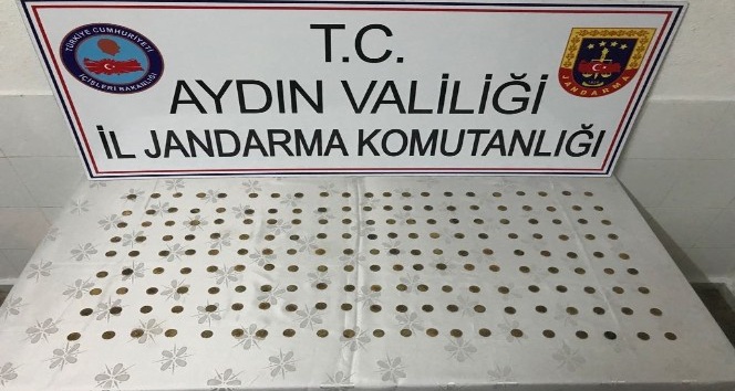 Sahte altın sikkeli dolandırıcılar jandarmaya takıldı