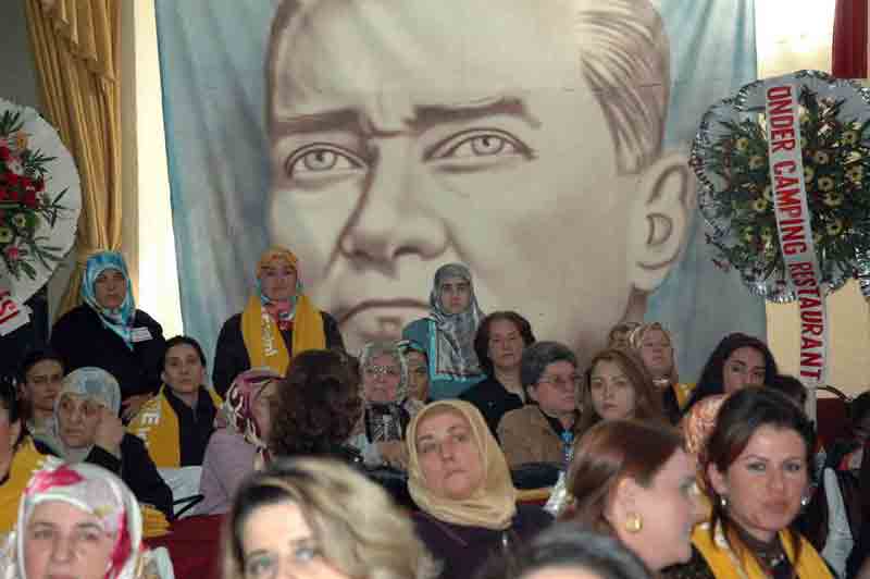 AKP Kadın Kolları Kongresi’nde Atatürk Posteri krizi