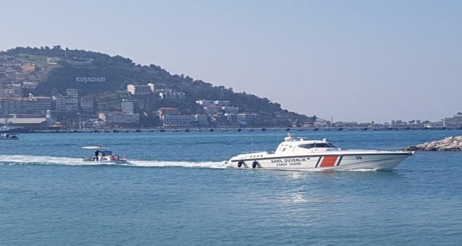 Kuşadası Körfezi’nde arızalanan teknedeki 3 kişi kurtarıldı