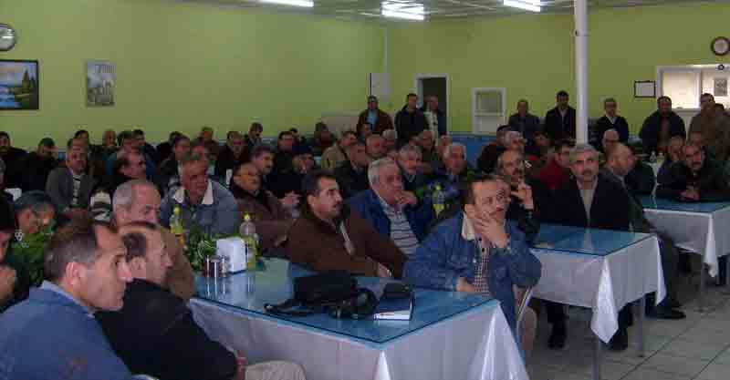 Yedi yıl önce kadroya alınan geçici işçilerden, pastalı kutlama