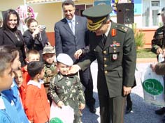 Asker gönülleri fethetti