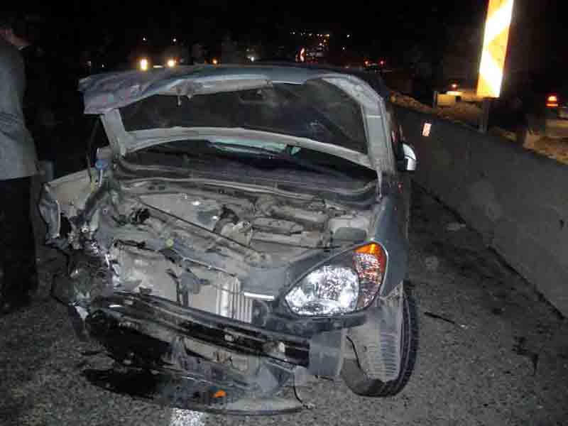 2 araç çarpıştı, 9 yaralı