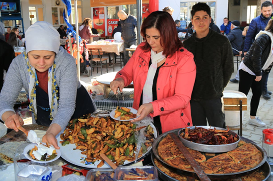 Topuklu Efe Çakırbeyli Köy Pazarı’nı ziyaret etti