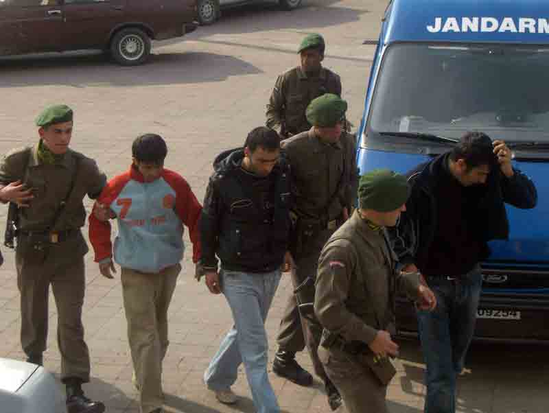 Fuhuş tuzağına düşen genç kız, polis aracının önüne atlayıp kendini kurt
