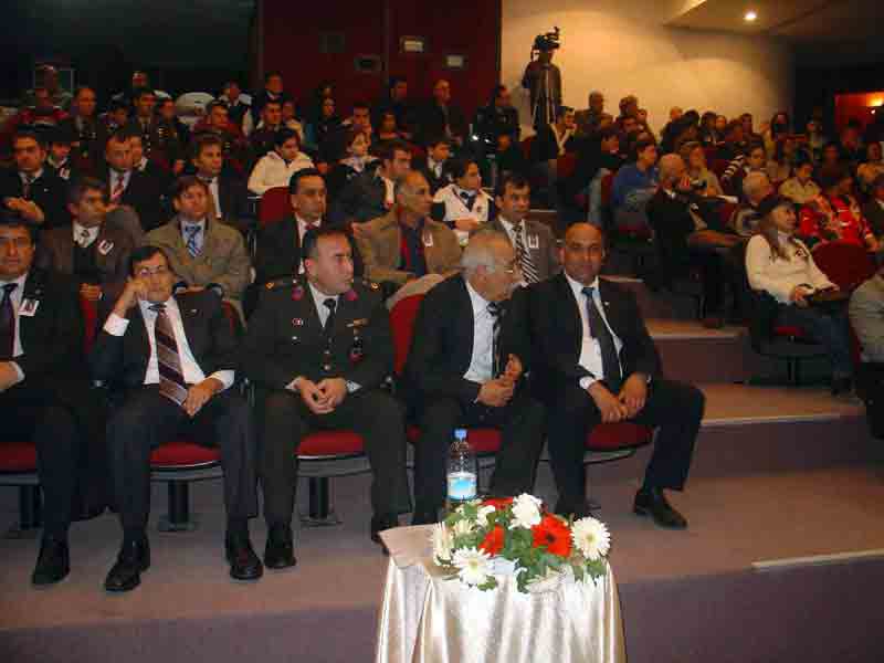 Kuşadası’nda öğretmenlerden şiir ve müzik dinletisi