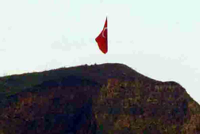 Kuyucak’ta sanayi esnafı Evlidağ’a Türk Bayrağı dikti