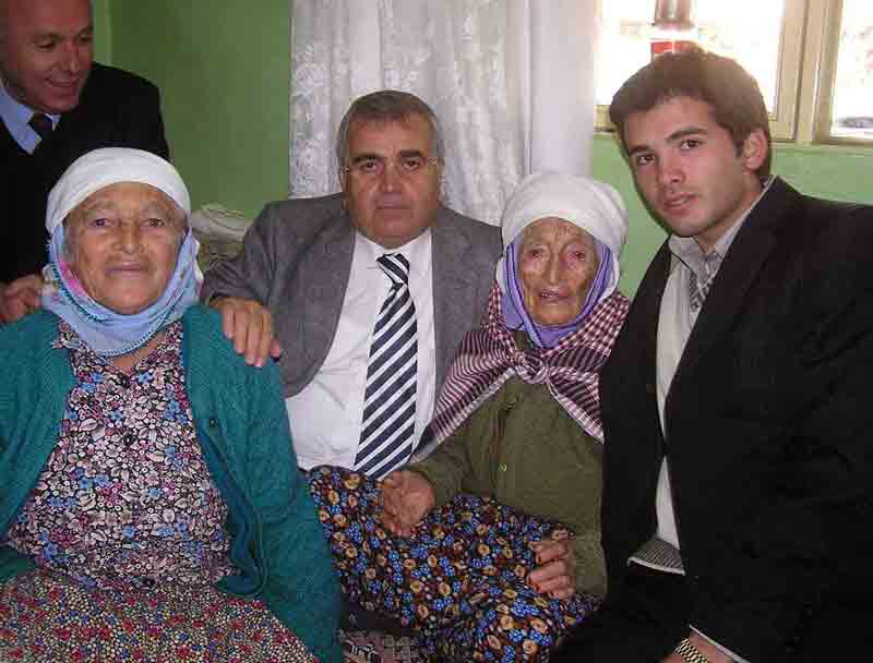 Asırlık nine herkesi güldürdü