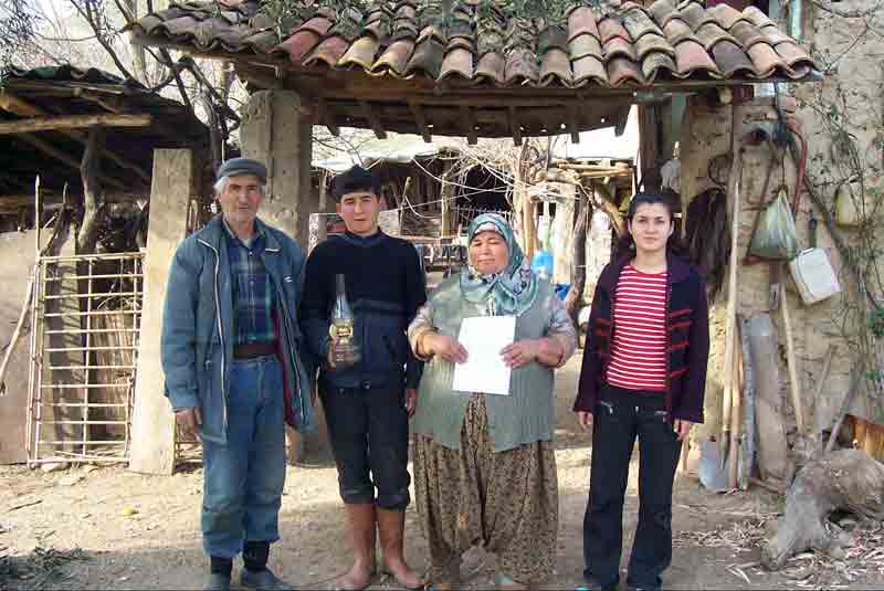 Çomaklı sakinleri elektrikle henüz tanışmadı