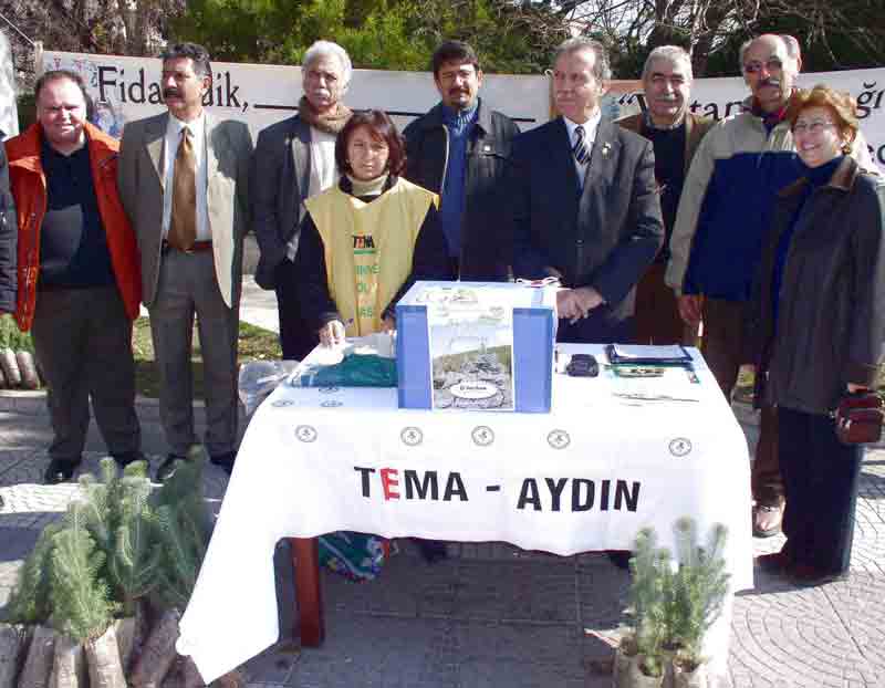TEMA Üyeleri Sevgililer Günü’nde vatandaşları fidan dikmeye davet etti