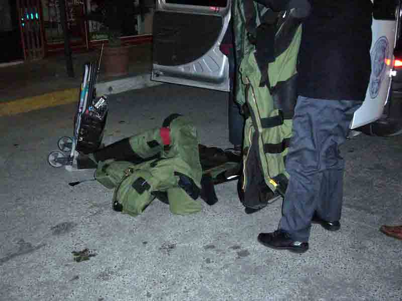 Merdivenlere bırakılan TV Bomba Uzmanlarını harekete geçirdi