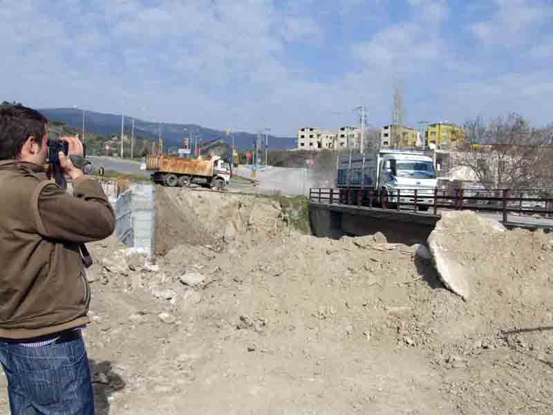 Dizideki Köprü mü yoksa yılan hikayesine dönen Köprü mü daha önce tamaml