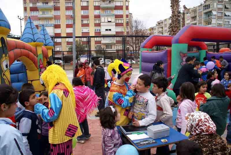 Yuvadaki çocuklara şişme oyuncaklarla eğlence jesti