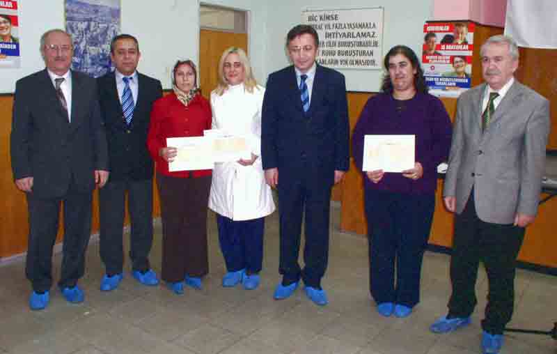 Yaşlı ve Özürlü Bakıcılığı Kursunu tamamlayan kursiyerlerden bir bölümü