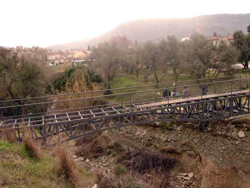 Yenikent Mahallesindeki dere üzerine yaya köprüsü yapılıyor