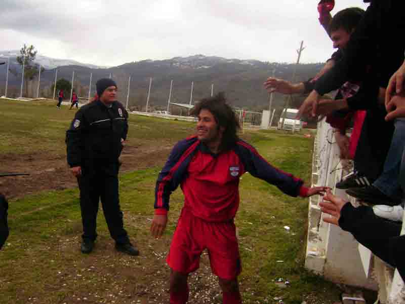 Ramazan golünü attı taraftara koştu