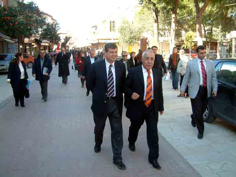 Kuşadası esnafı dükkan önünde tavla oynarken yakalandı