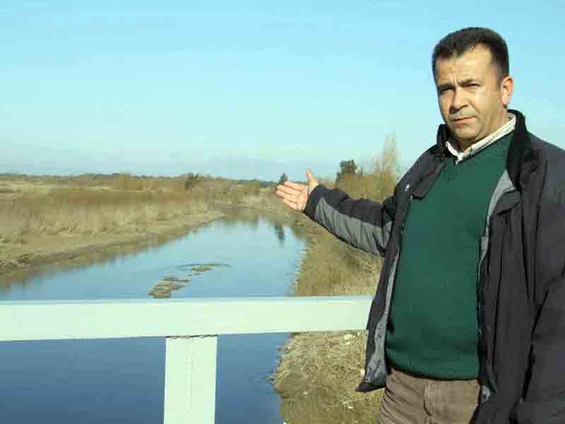 Kış ortasında Menderes Nehrinin dibi göründü