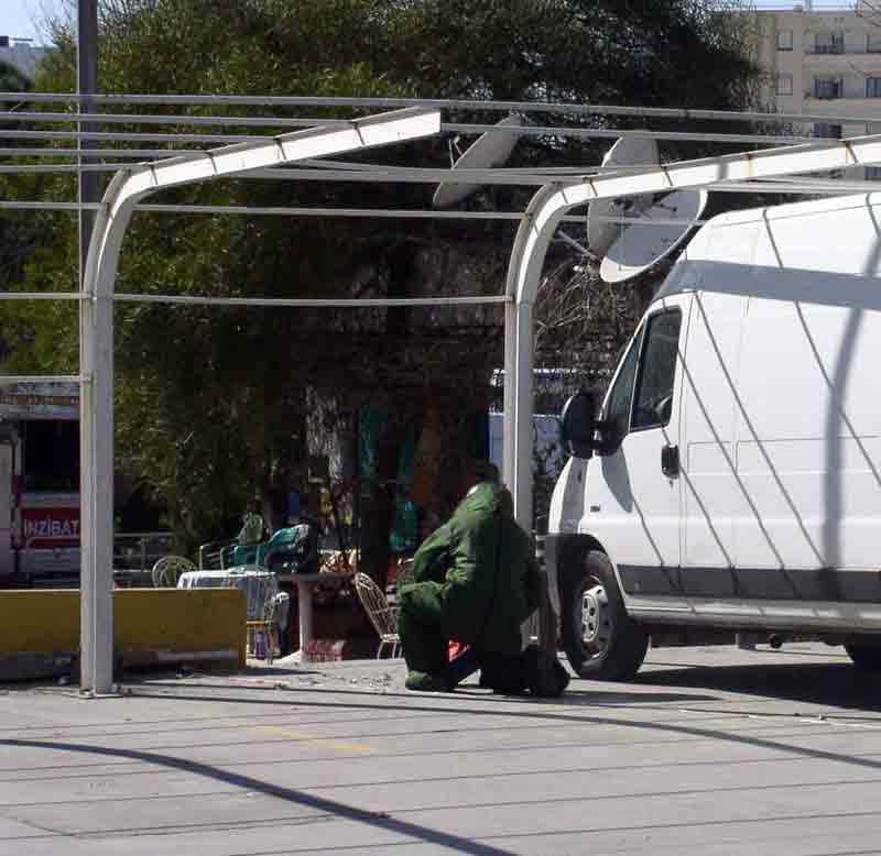 Öğrencinin unuttuğu çanta paniğe neden oldu