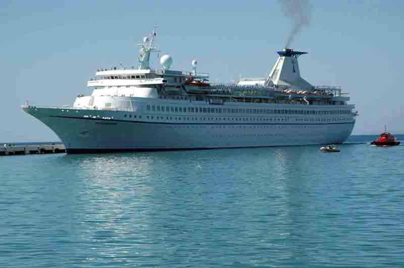 2008 sezonu ilk turist gemisi Kuşadası’na geldi