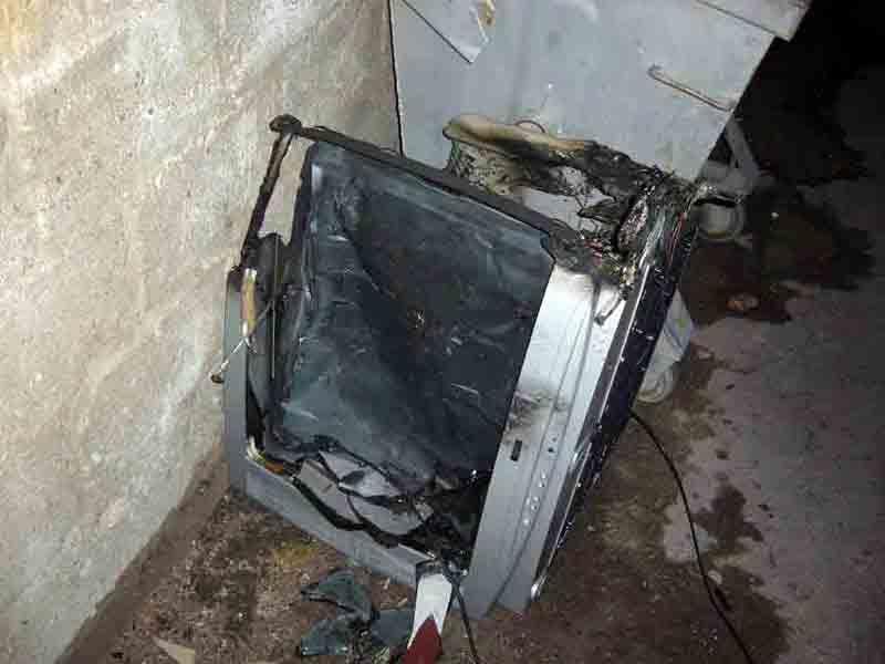 Televizyonun üzerinde unutulan