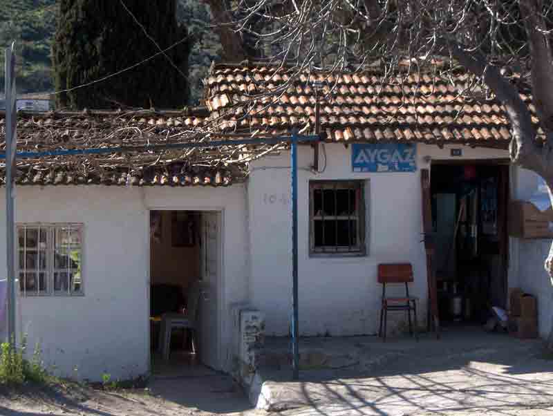 Hırsızlar köy bakkallarına dadandı