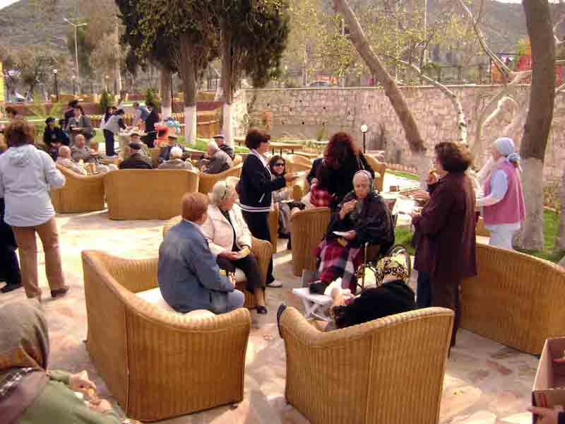 Huzurevi sakinleri Harikalar Diyarı Parkı’nda piknik yaptı