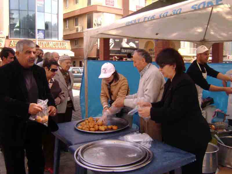 Kandil lokmaları dağıtıldı