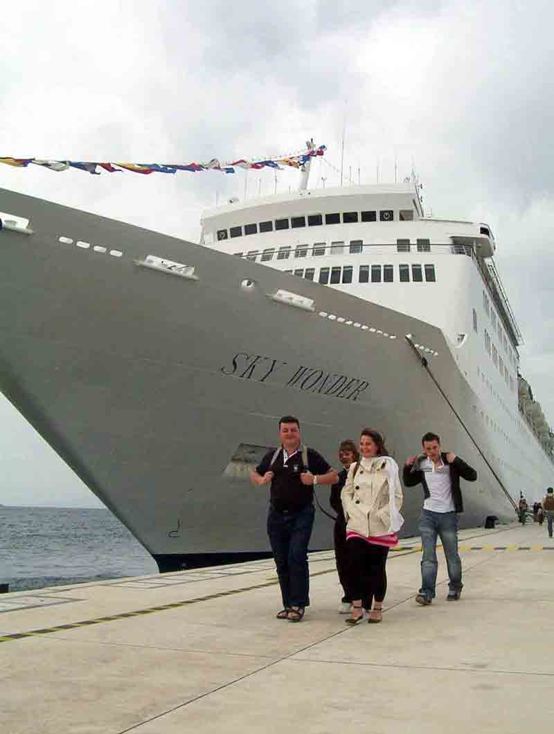 Kuşadasında gemiyle turist çıkartması