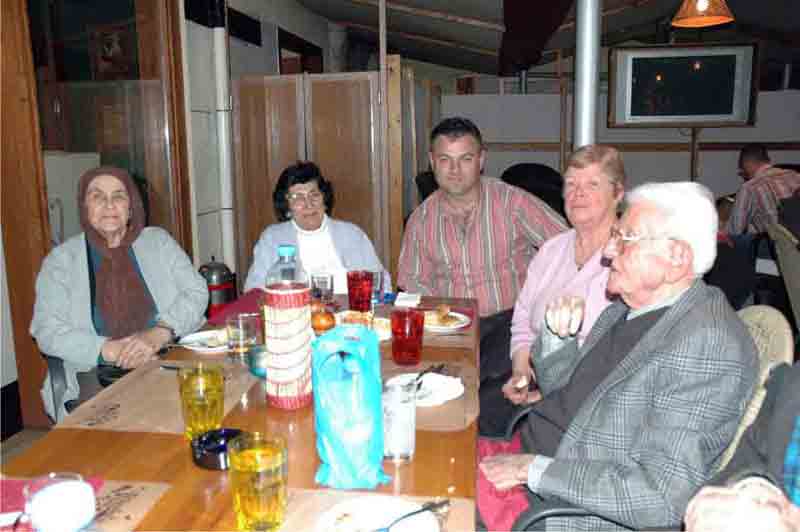 Turizmcilerden yaşlılara moral yemeği