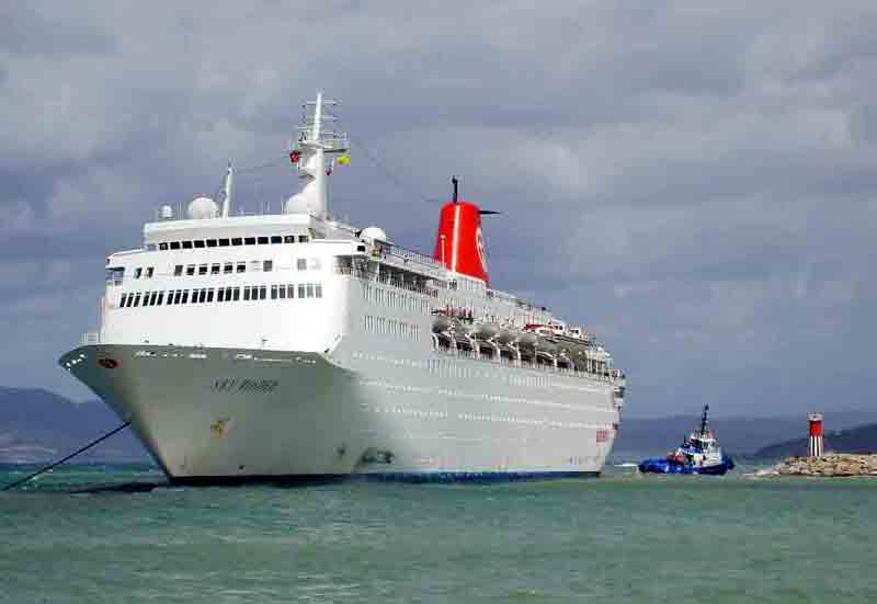 Kuşadası’nda dev turist gemisi karaya oturdu
