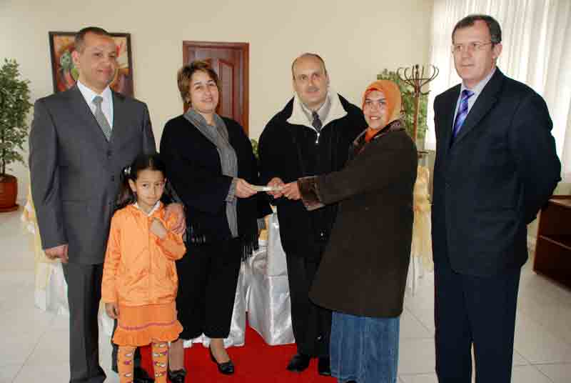 Polis Memuru ve eşinden örnek davranış