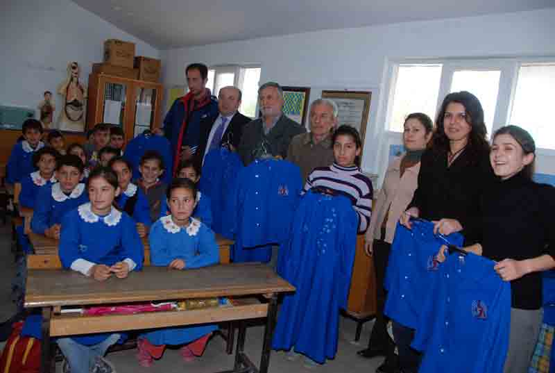 Öğrencilere 23 Nisan öncesi kıyafet yardımı yapıldı