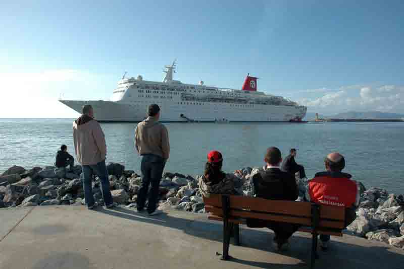 Karaya oturan gemi ilgi odağı oldu