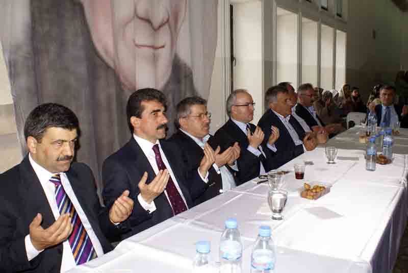 Kadroya geçen çalışanlardan dostlarına yemekli mevlit