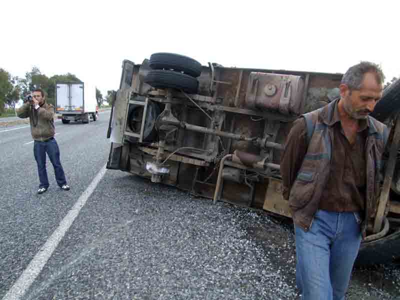 Seyir halindeki kamyonetin tekerleği çıktı