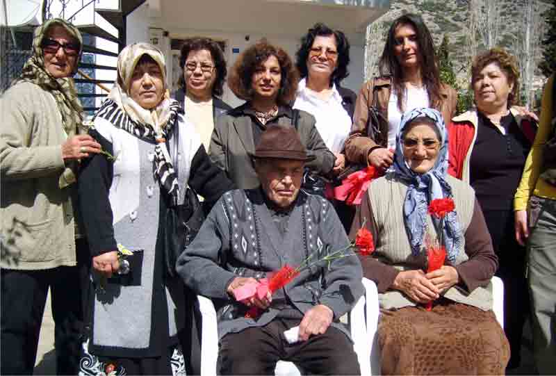 AKP Kuşadası Kadın Kolları’ndan yaşlılara ziyaret