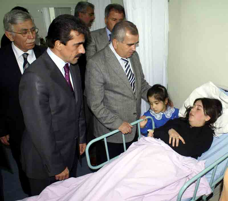 Vali Malay duvarın altında kalan 2 öğrenciyi ziyaret etti