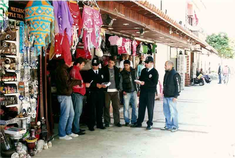 Kuşadası’nda polisten esnafa ‘Harnutçuluk yapmayın’ uyarısı