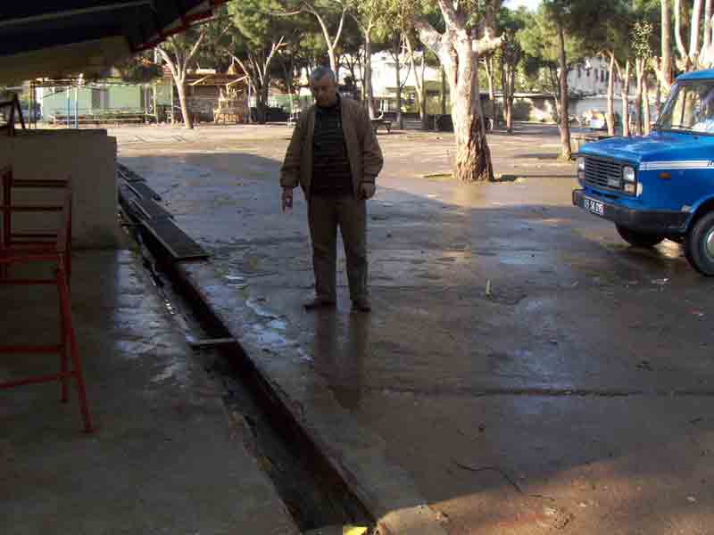 Hırsızlar yağmur suyu ızgaralarına dadandı