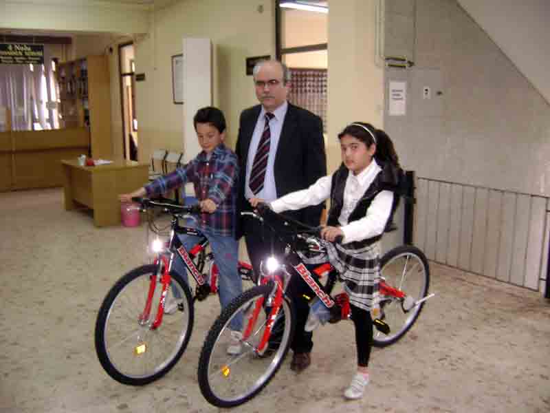 Şanslı öğrenciler bisikletlerine kavuştular