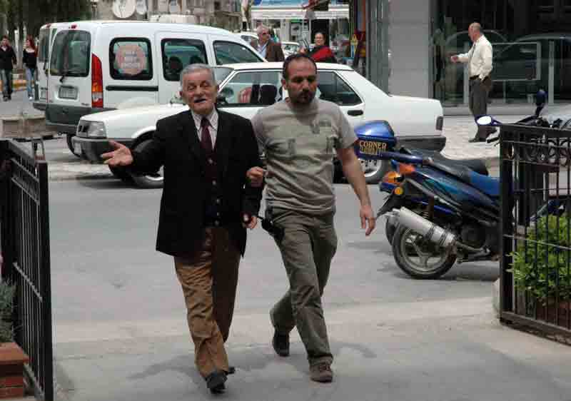 13 yıl önce ölen karısının maaşını kızıyla beraber alan baba yakalandı