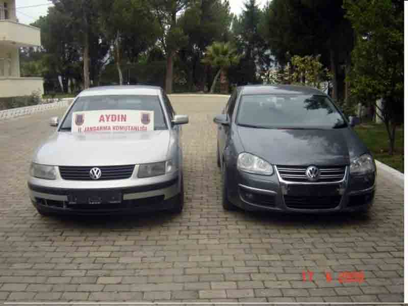 Çaldıkları lüks otomobilleri sahte evrakla trafiğe çıkaran bir şebeke