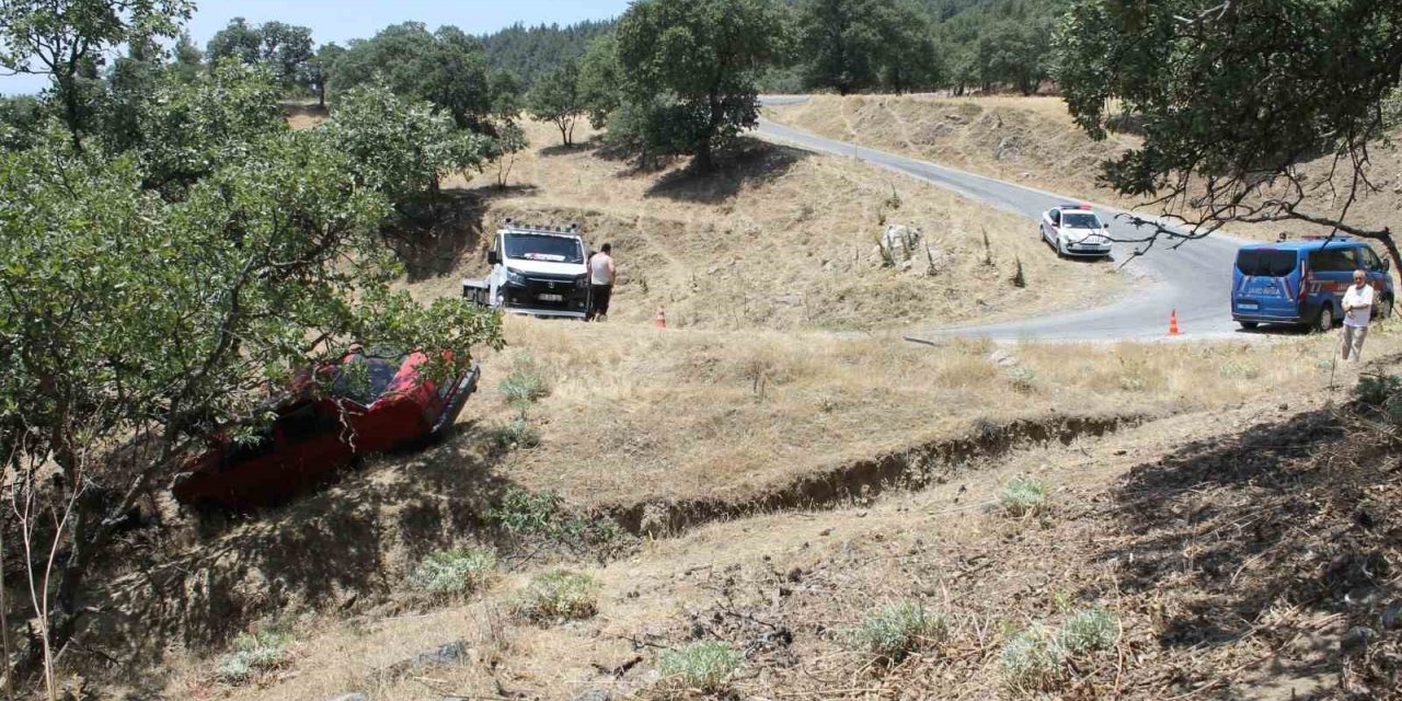 Otomobil yoldan çıkıp ağaca çarptı: 3 yaralı