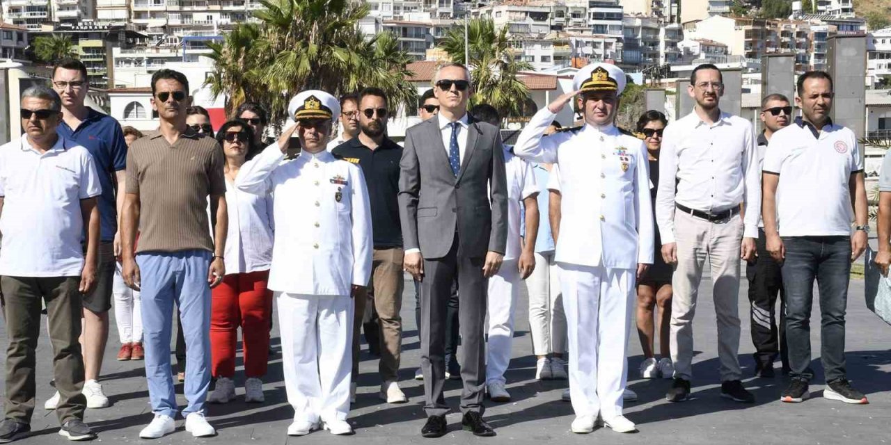 Kuşadası’nda deniz şehitleri anısına Körfez’e çelenk bıraktı