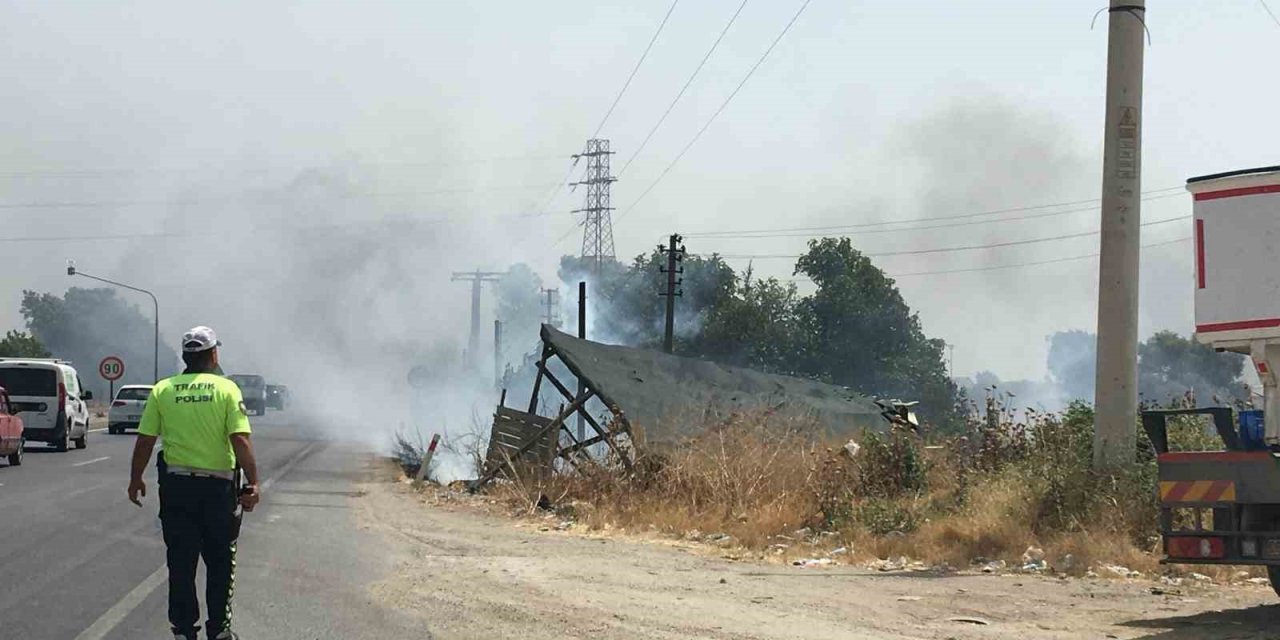 Yol kenarından başlayan yangın depolara sıçramadan söndürüldü