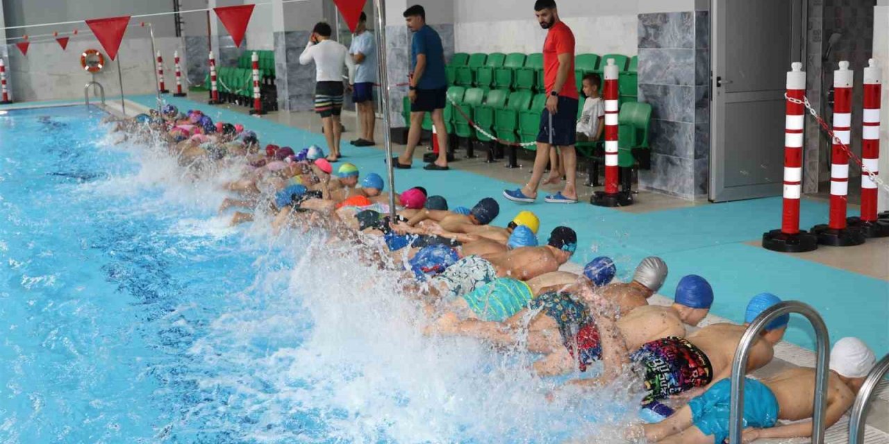 Bozdoğan Yarı olimpik Yüzme Havuzu’nda ilk kulaç atıldı