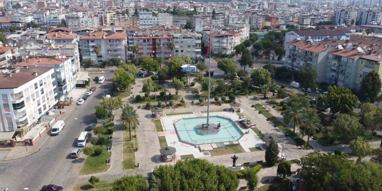 Nazilli Belediyesi, Cumhuriyet Parkı’nı temizledi