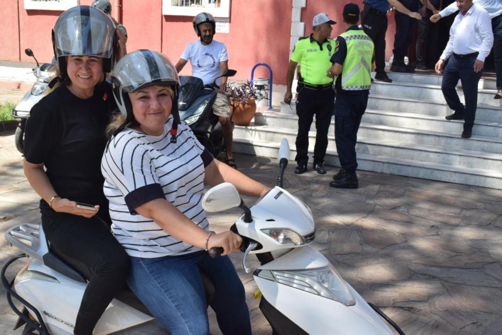 Bozdoğan’da motorculara kask dağıtımı sürüyor